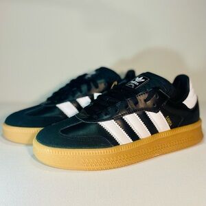 Adidas Men’s 7.5 Women’s 8.5 Black and White Sneakers with Tan Sole